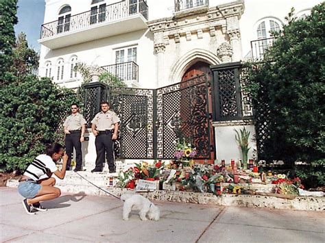 il delitto versace renny roker|gianni versace murder scene.